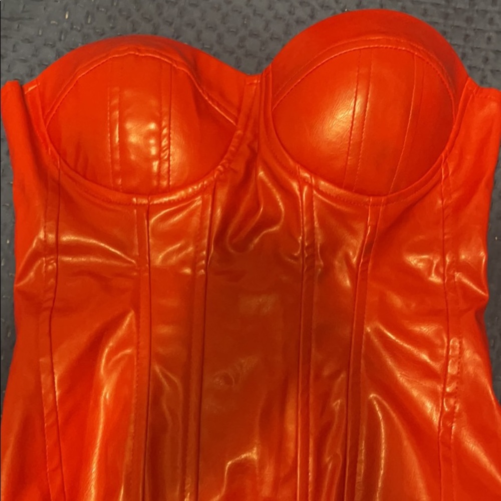 Red corset - Picture 3 of 3